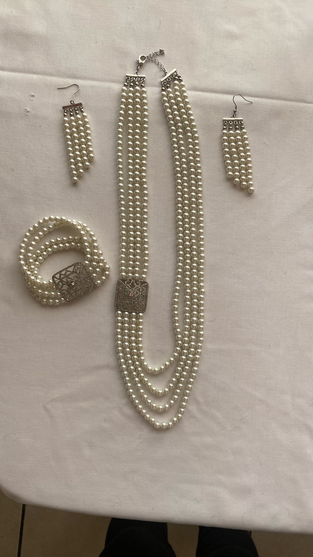 New Pearl-like Necklace With Pendant, Bracelet With Pendant And Dangle Earrings 