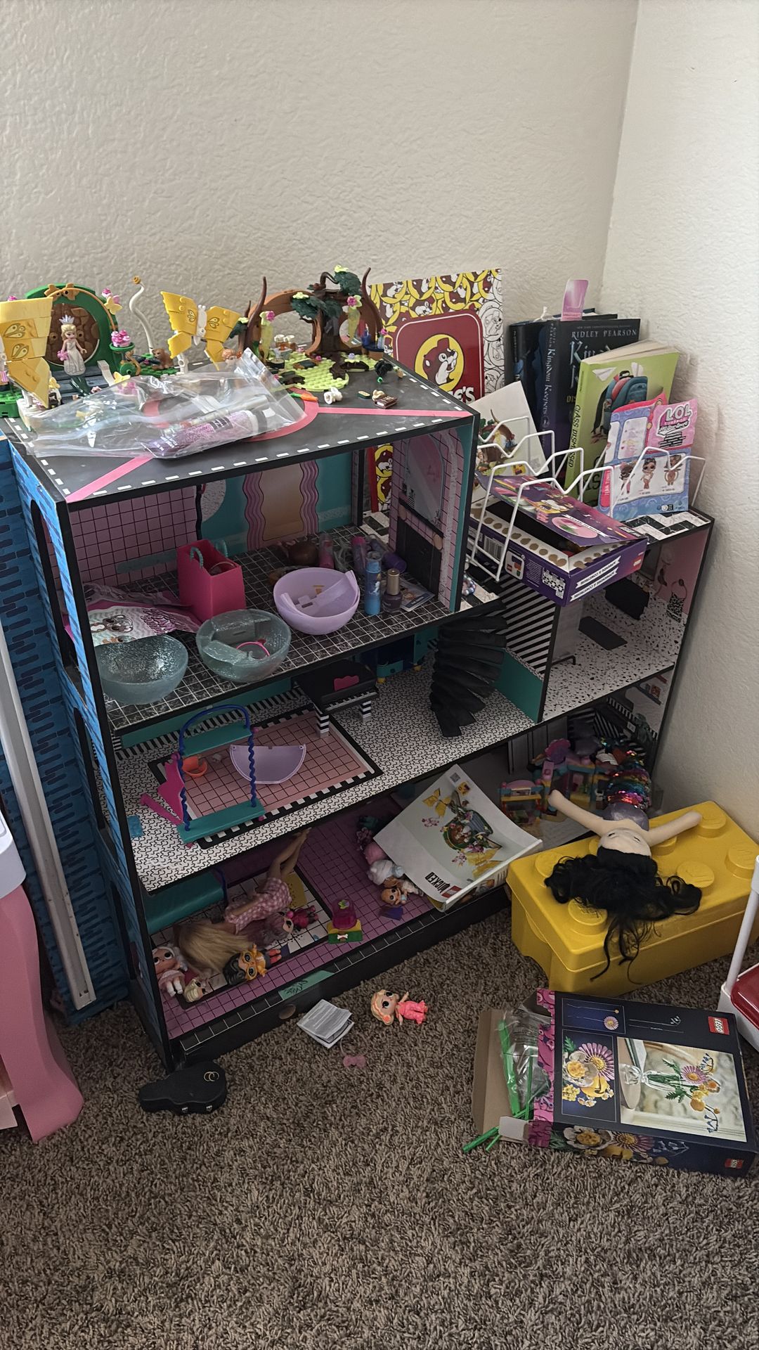 LOL Playbouse with some accessories