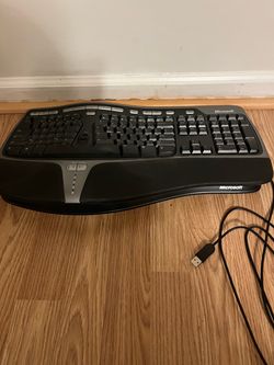 90% OFF NEW MICROSOFT ERGONOMIC KEYBOARD 🎹.  PADDED WRIST AREA.  DETACHABLE STAND.  WAS $225(SEE PIC 2). CLEARANCE $25 💰💰