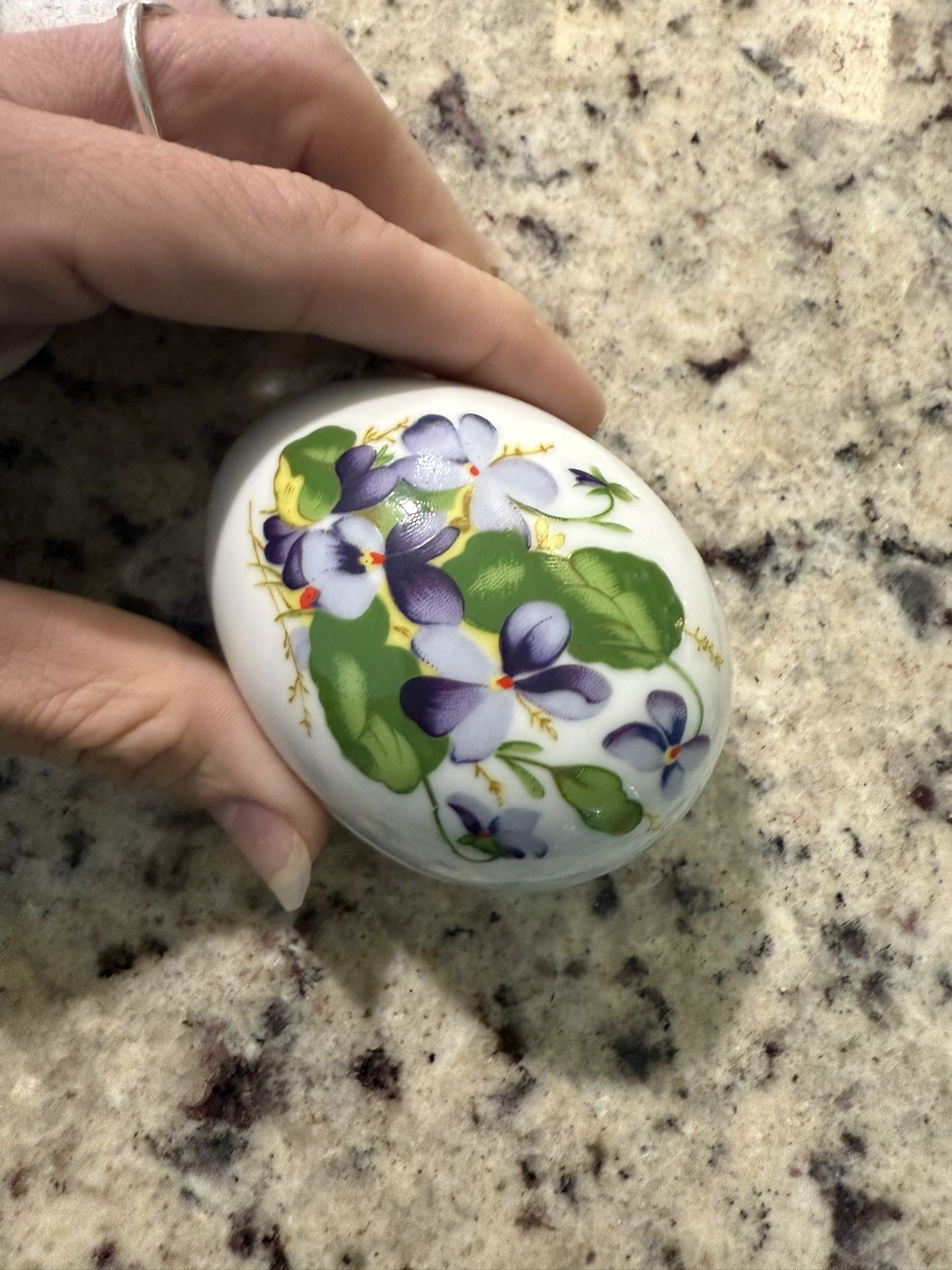 Danbury Mint 1980 Limited Edition Violet Porcelain Egg – Crafted in Japan