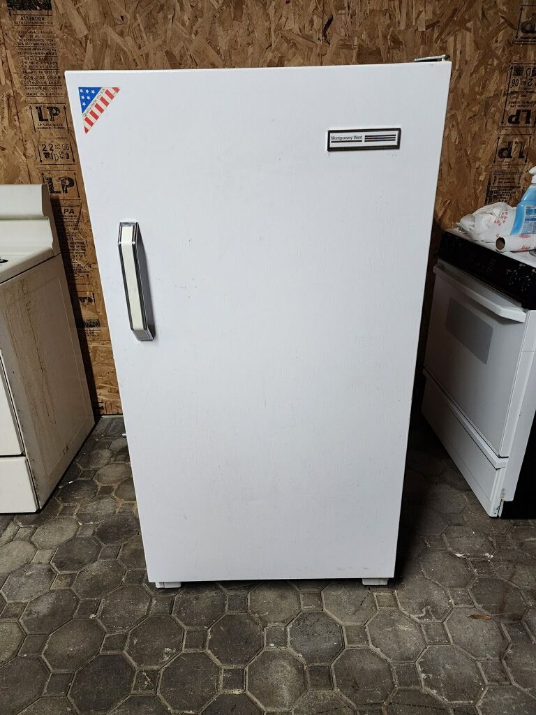 UPRIGHT FREEZER