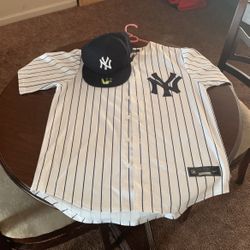  Size Medium NY Yankees NIKE Derek Jeter and fitted hat 
