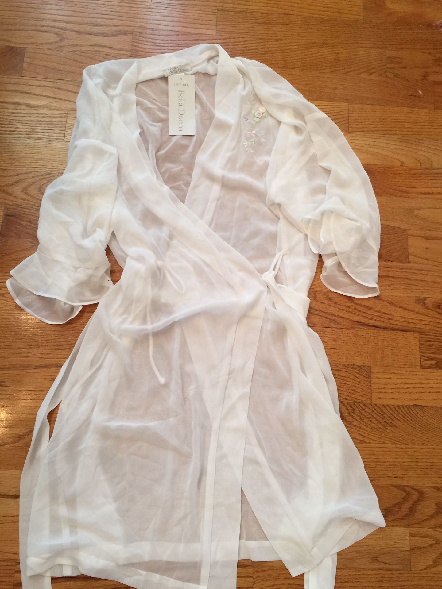Bella Donna Robe NWT