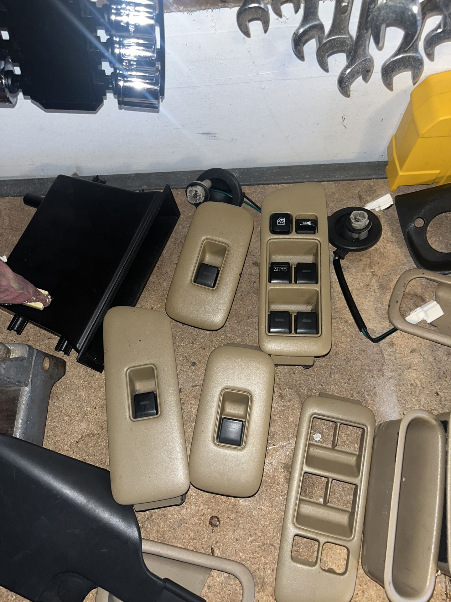 4th Gen Maxima 95 99 Assorted Interior Parts