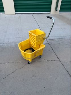 Rolling mop bucket