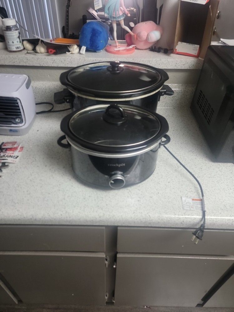 Small and large Crockpots