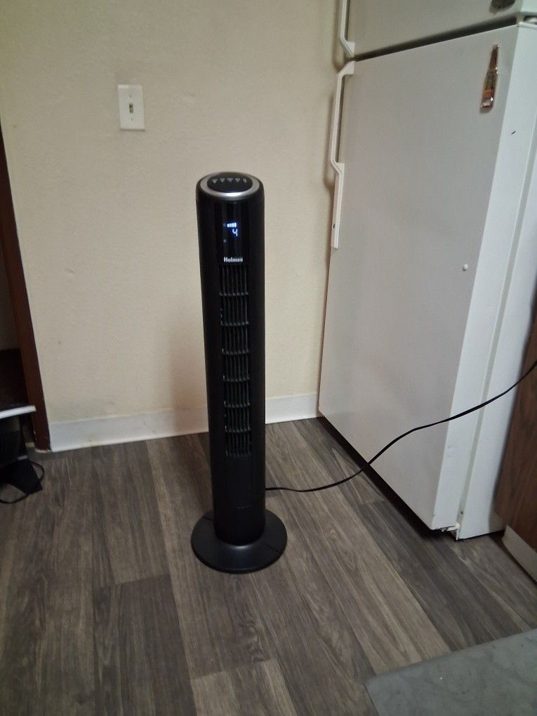 Holmes Rotating fan adjustable speeds rainbow / charleston cash only Pick Up 1:00 - 10:30 Read Description