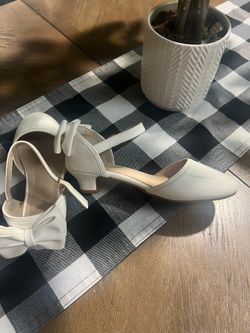 Girls White Dress Shoes -size 4 - Great condition