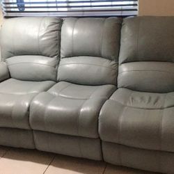 Nice Excellent recliner clean ready to go