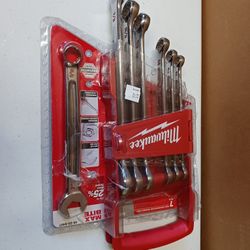 Milwaukee Seven Piece Combination Wrench Set. New