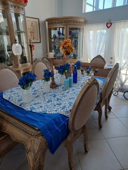 Light wood Dining Room Table with 6 chairs...