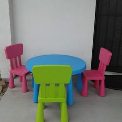 Toddlers Plastic Table With 3 Chairs 