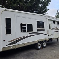 2007 Monaco 5th Wheel Triple Slide 31ft In Excellent Condition 