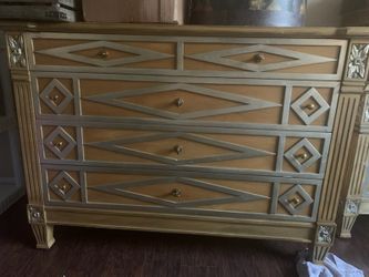 Matching dressers for a nice luxurious dressers