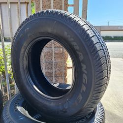 255/75/17 GOODYEAR WRANGLER (4 GOOD USED TIRES)