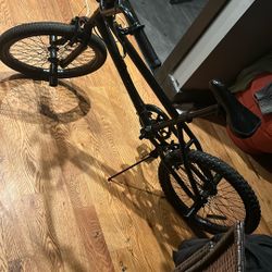 BMX Trick Bike With 4 Pegs And One Missing Peddle