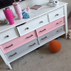 Pottery Barn Six Drawers Dresser In Good Condition 