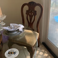 4 Chair Wood Dinning Table Glass Top  Good Condition 