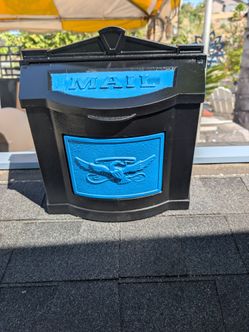 Original vintage mail box like new dimension 14 in and 1/2 wide by 6. In. Long from ground. Up 14 in