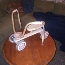 1970'S VINTAGE PLAYSKOOL SCOOTER 

-19" LONG
-17" WIDE ( HANDLEBARS)
-14" TALL (HANDLEBARS)
-STILL IN FAIR CONDITION
-ASKING 40 OR BEST OFFER

THANKS!