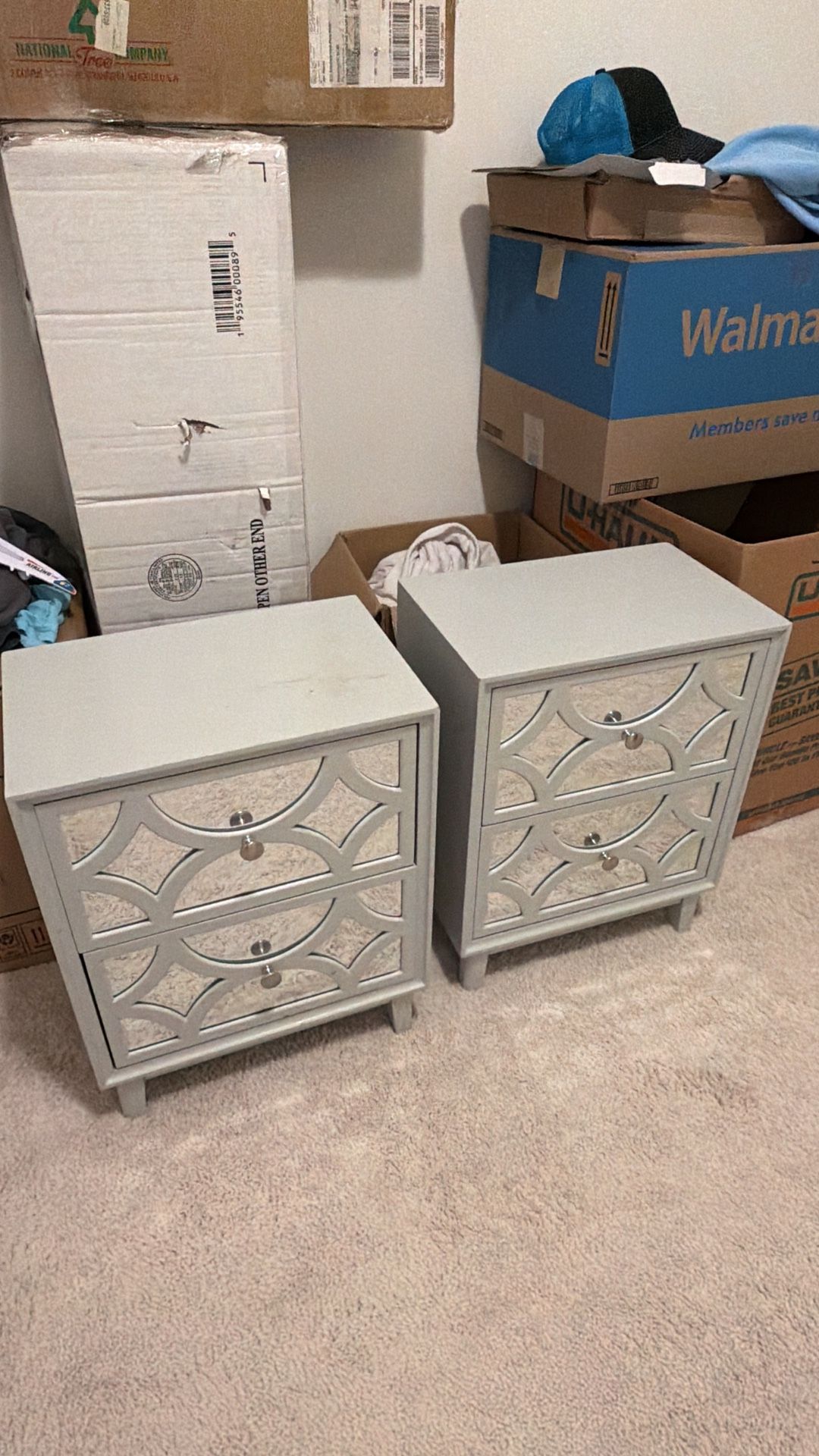 2 bedside tables in good condition