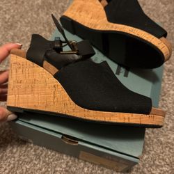 Tom’s Platform Wedges Size 6