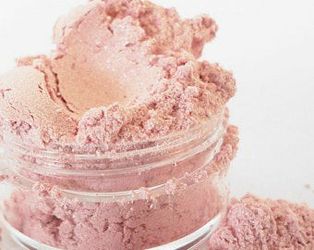 Natural mineral makeup