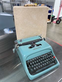 Vintage Underwood‑Olivetti Portable Typewriter w/ Case – Made in Spain