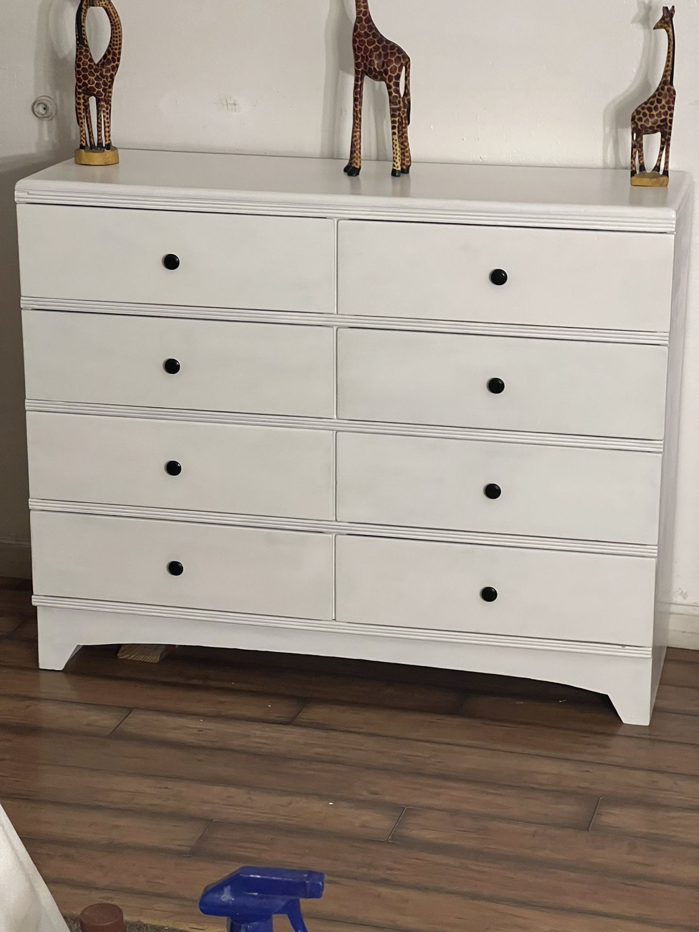 White  solid wood 8 Drawers Dresser