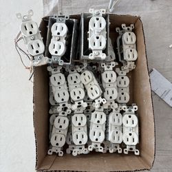 Lote de contactos eléctricos / enchufes dobles usados