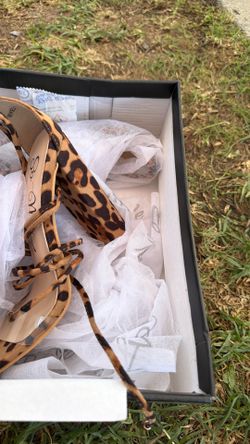 Zapatillas de mujer nuevas size 6/7todo por $20 nuevas y 1 par poco uso