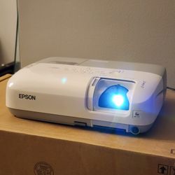 Epson Projector With Remote And Carry Bag. Brand New Lamp Replaced. 0 Hrs On Lamp.