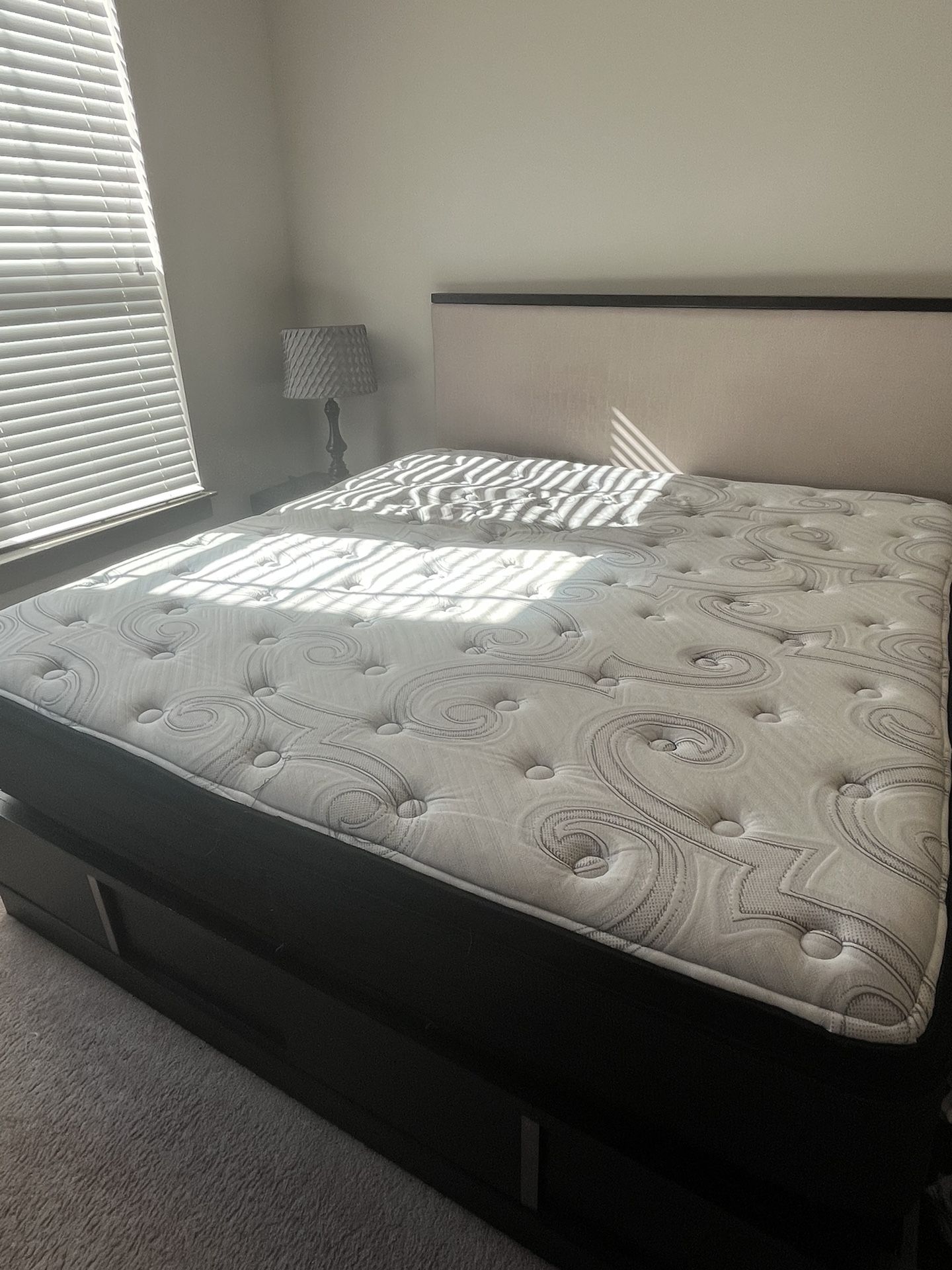 King Size Mattress/Bed Frame/Boxsprings  