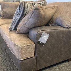 🎀Alesbury Chocolate Sofa
Ashley Furniture$10 Down Payment Financing And Delivery Available 