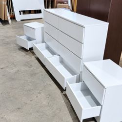 8- DRAWERS DRESSER AND TWO NIGHSTANDS 