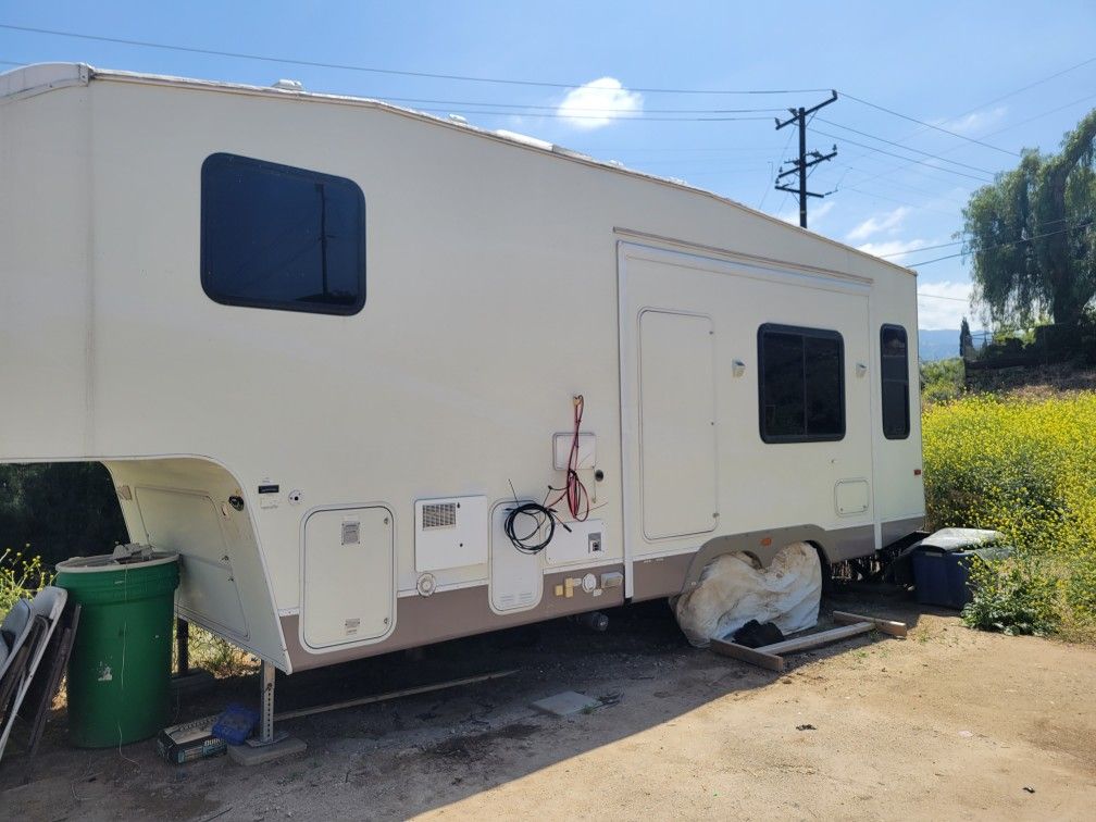 2005 Fleetwood Fifth Wheel