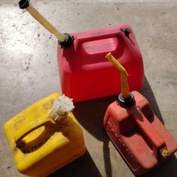 GAS CONTAINERS, TOW STRAP, GLOVES