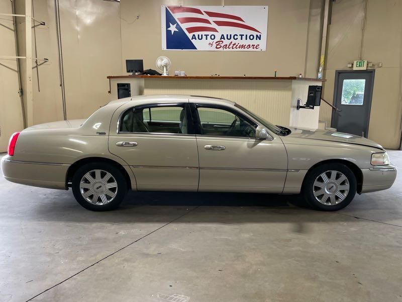 2005 Lincoln Town Car
