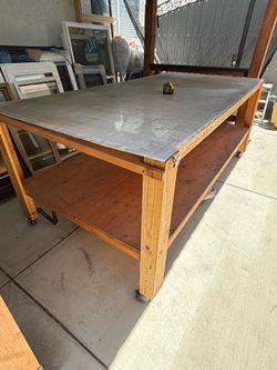 Mesa de trabajo en buenas Condicciones de 8x4 con llantas para moverla facil