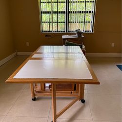 Foldable table on casters and 3 chairs