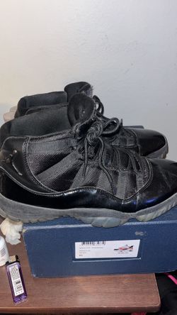 Jordan 11 Retro “cap and gown” (used)