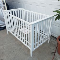 Baby Crib - Works Perfect-Good Condition 