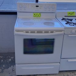 30” Frigidaire White 220-Volt Electric Stove⚡️— Works Great, Clean, and Ready to Use