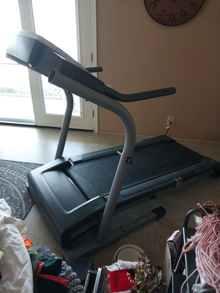 Commercial NORDICTRACK  ELECTRIC TREADMILL SERIOUS BUYERS ONLY!!