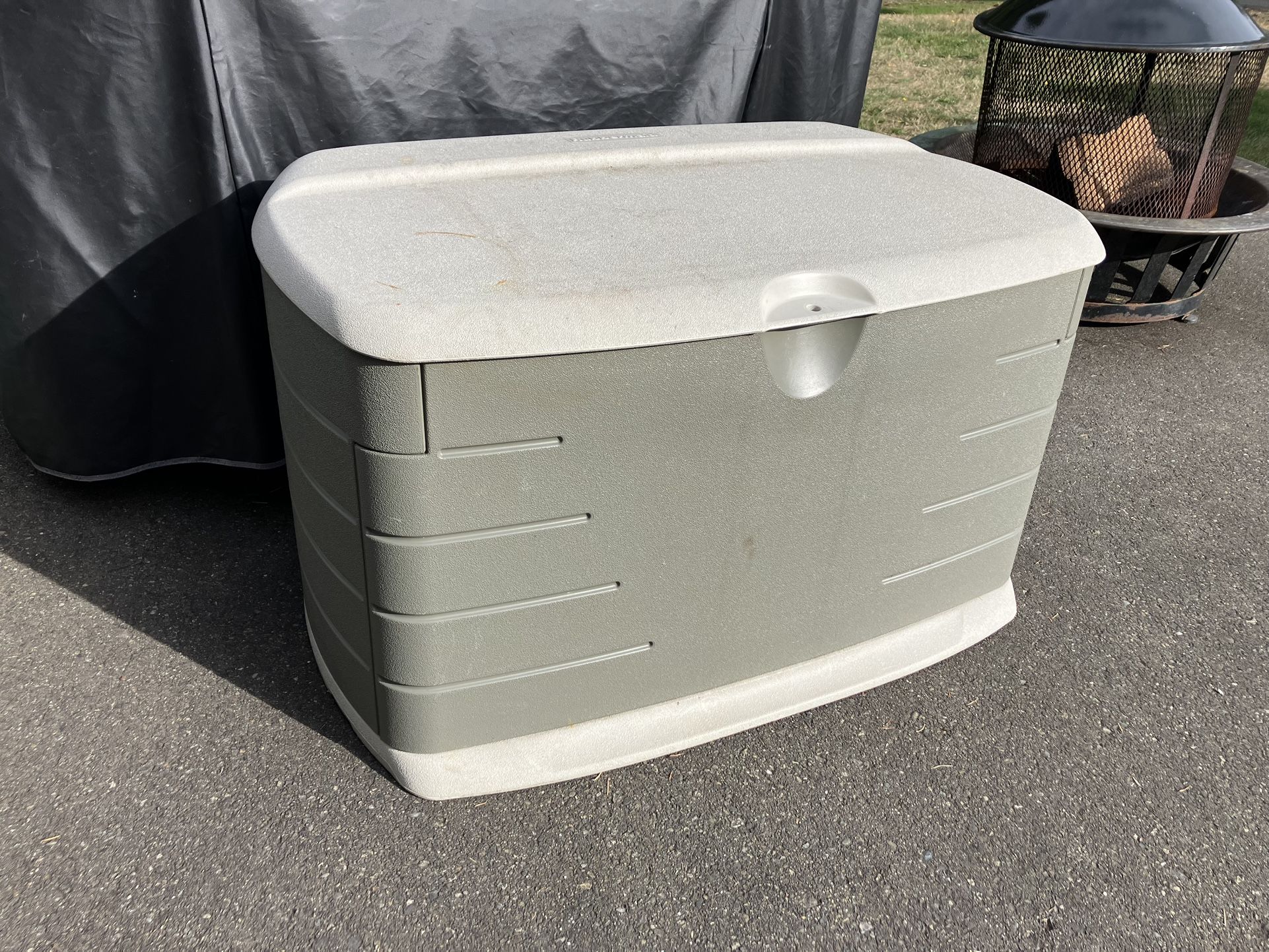 GREAT DEAL on a RUBBERMAID Outdoor Storage Box!