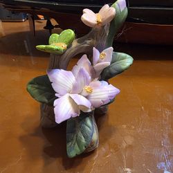 Porcelain Purple White flowers w Butterflies Sculpture Figure 
Messures: 4" long x 3 1/4" wide x 4" tall
Condition is like new