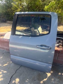 LEFT DRIVER SIDE REAR DOOR 2020 TOYOTA TACOMA ( LIGHT GRAY) WITH HINGES