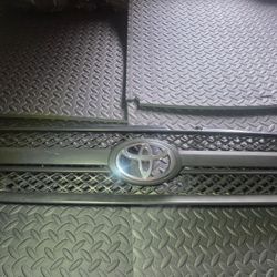 Grille For 04 05 Toyota RAV4.       Hablo Español; Se Vende Parilla De Enfrente