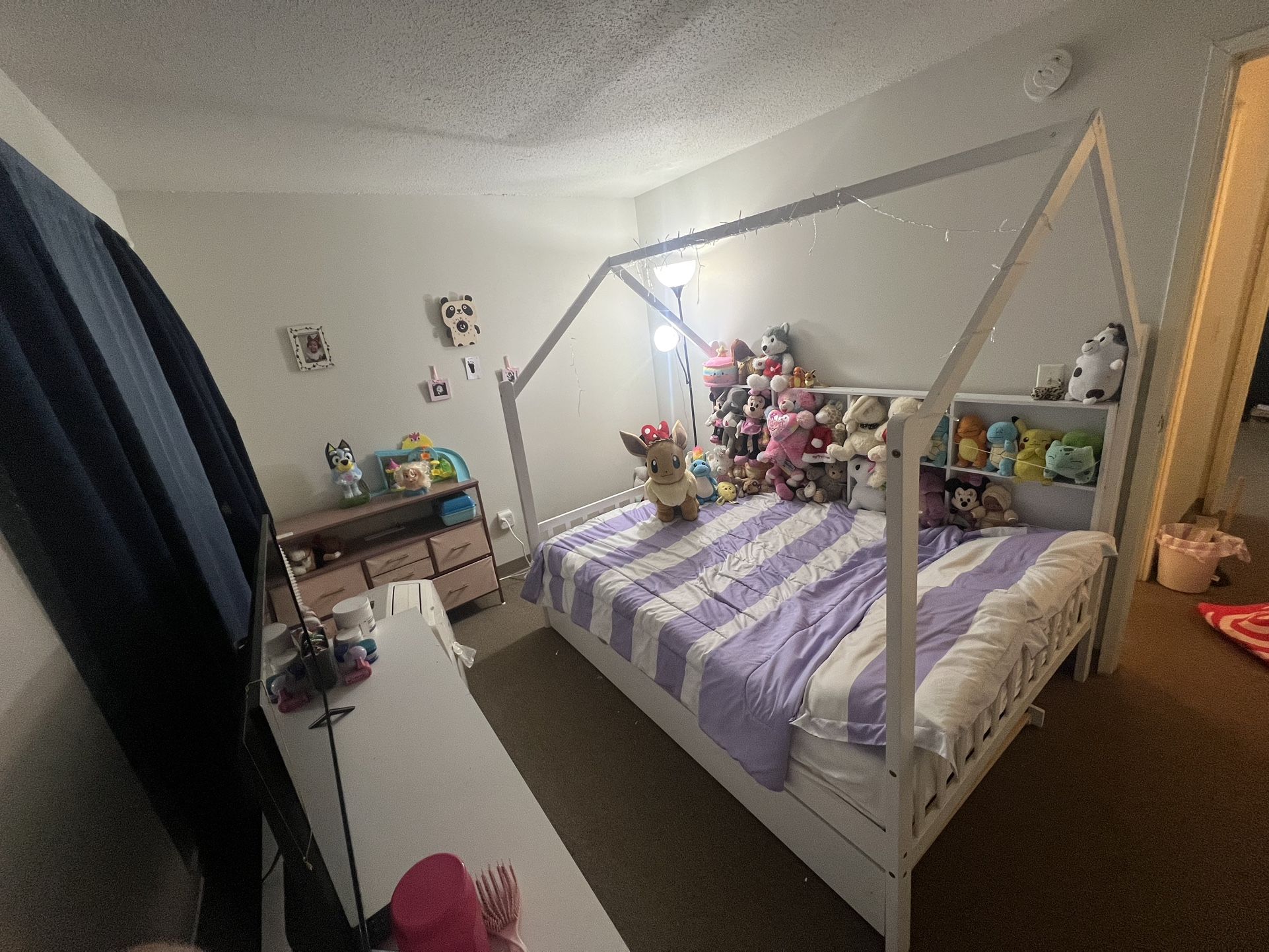 White Wood Full Size Bed 