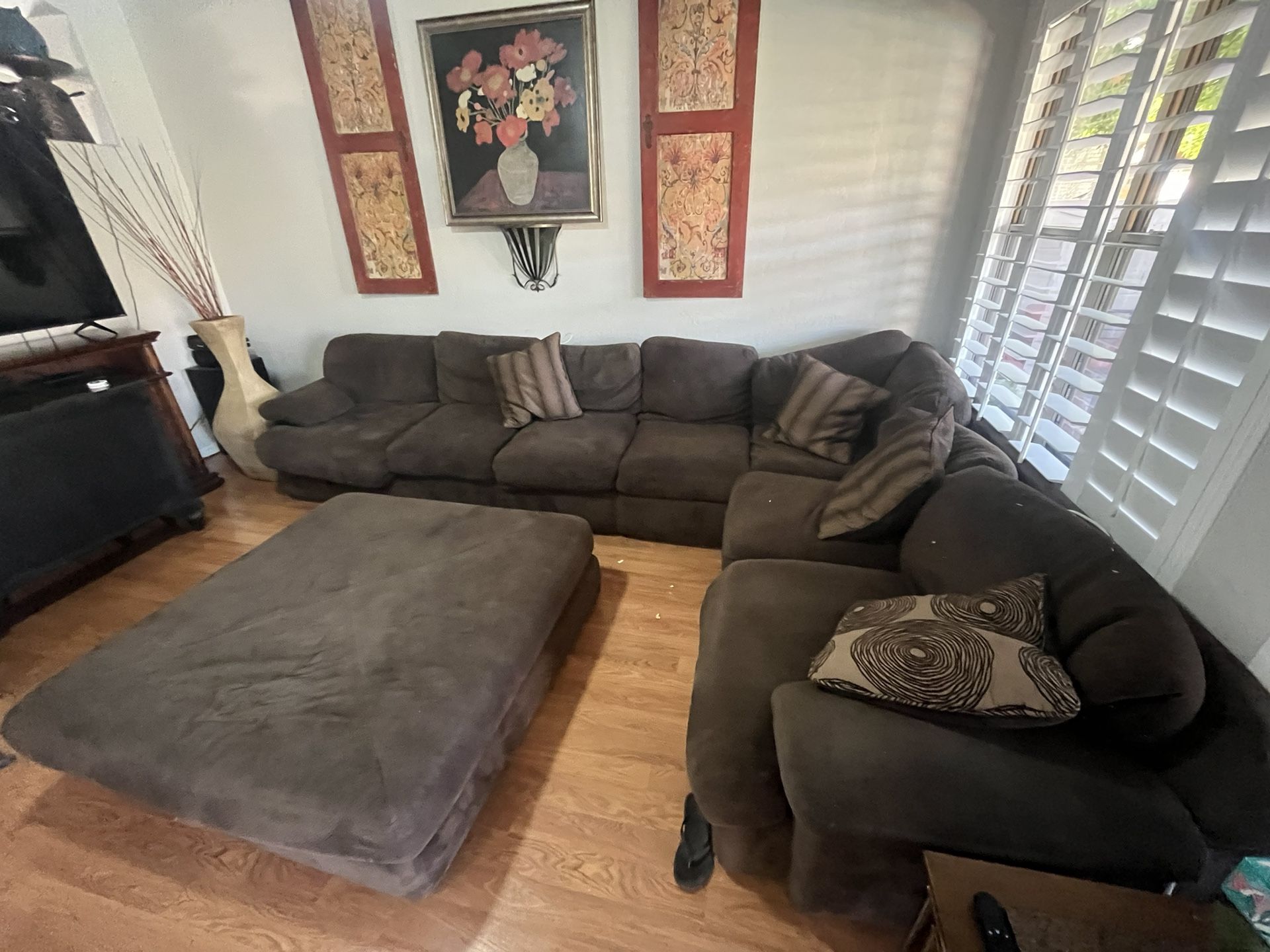 Sectional Couch W Ottoman.